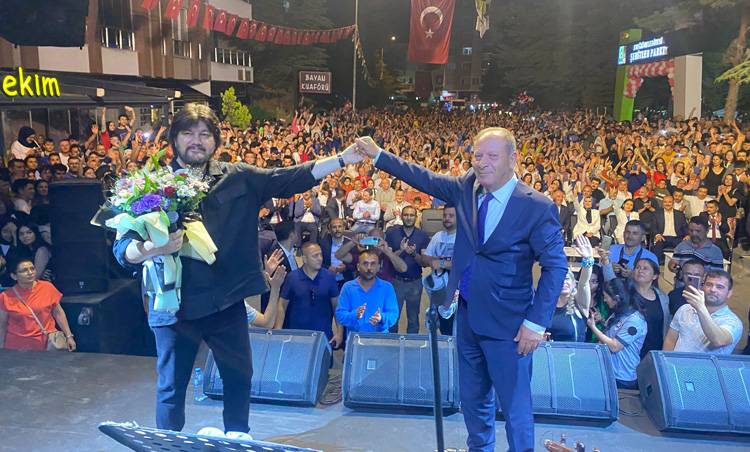 Ahmet Şafak Müzik Ziyafeti Yaşattı
