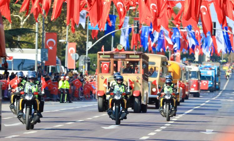 Cumhuriyet Bayramı'nda İETT Nostaljik Araçları Geçit Töreni