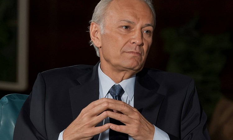 EDİZ HUN: "Sümüklü Böcekler Gibi Kabuklarımıza Çekildik”