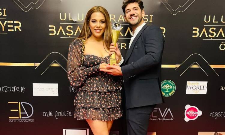 Ekran önü tiplemeleriyle hem ödülü hem başrolü kaptılar