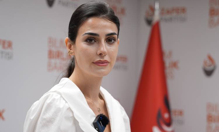 "Kalan Zeytinleri Elleriyle Söküyorlar"
